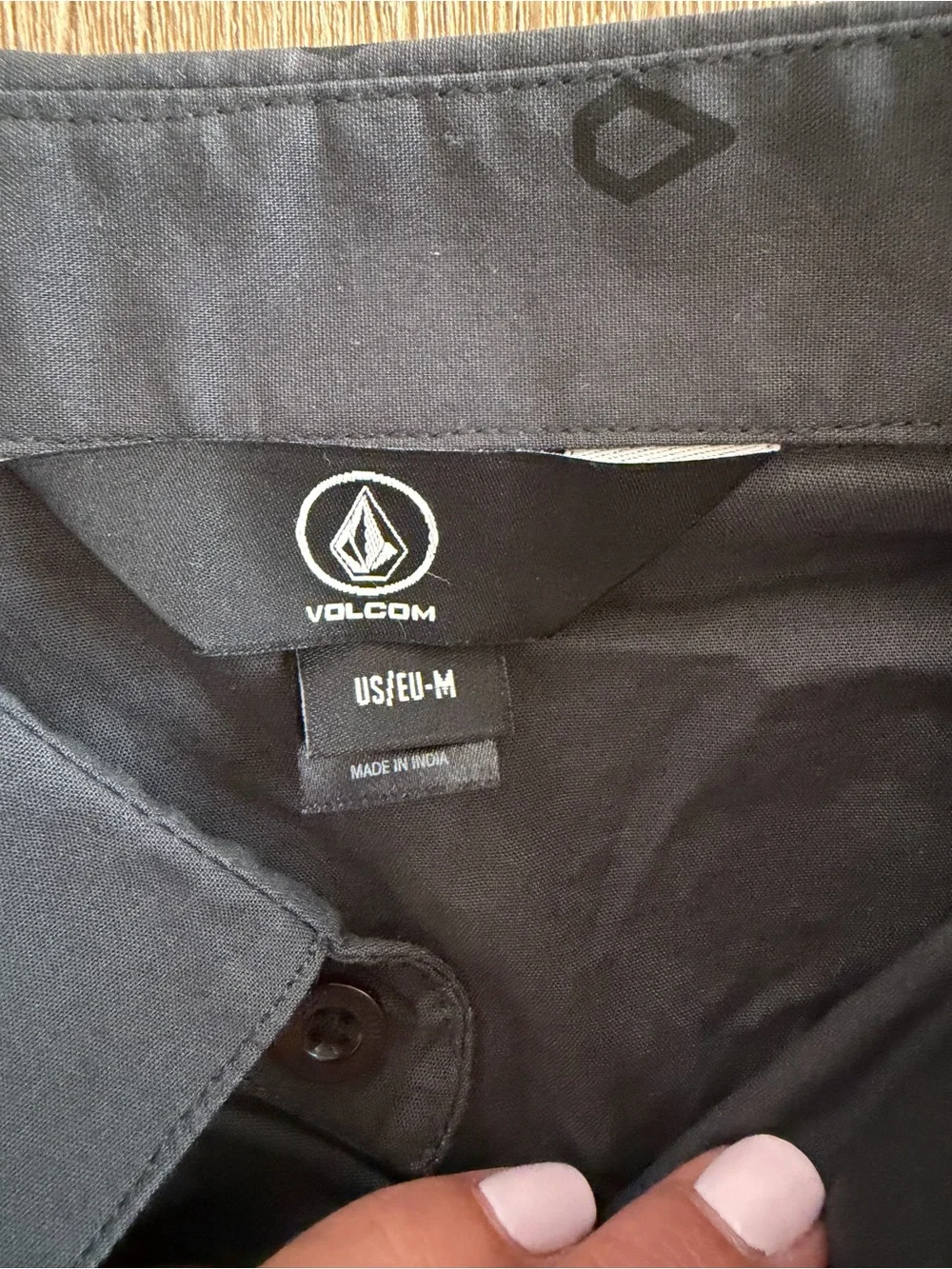 NWT Volcom Men’s Medium Black Short Sleeve Button Up Woven Shirt Modern Fit MSRP